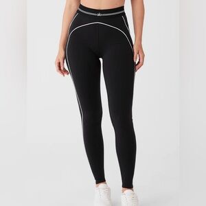 Alo Yoga Airbrush High-Waist 7/8 Heart Throb Legging in Black